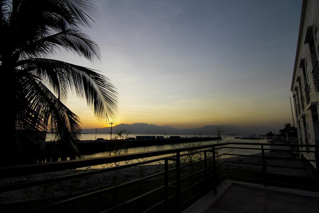 The Reef Hotel And Residences Olongapo Exterior photo