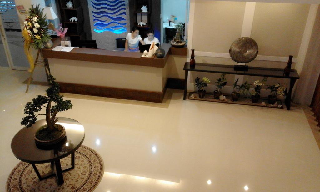 The Reef Hotel And Residences Olongapo Exterior photo