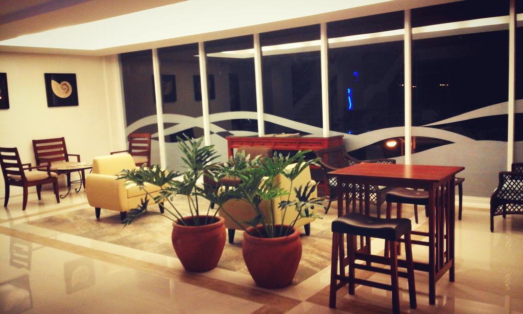 The Reef Hotel And Residences Olongapo Exterior photo