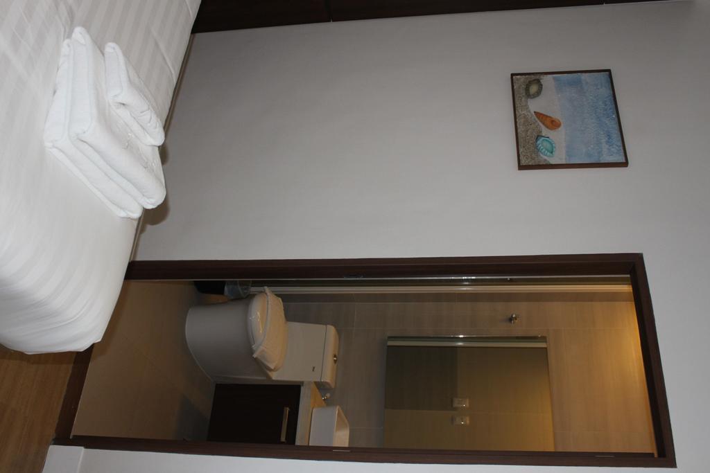 The Reef Hotel And Residences Olongapo Exterior photo