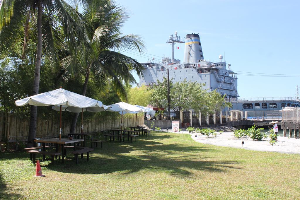 The Reef Hotel And Residences Olongapo Exterior photo