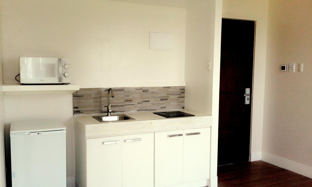 The Reef Hotel And Residences Olongapo Exterior photo