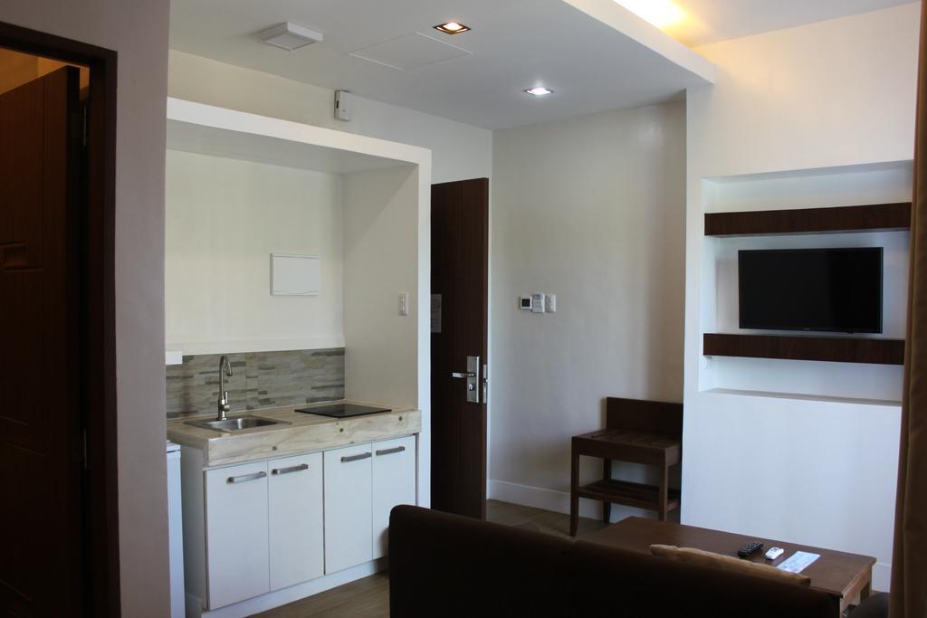 The Reef Hotel And Residences Olongapo Exterior photo