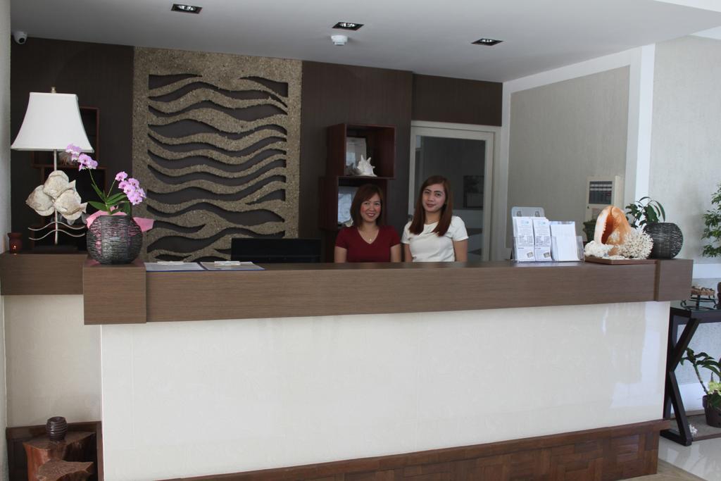 The Reef Hotel And Residences Olongapo Exterior photo
