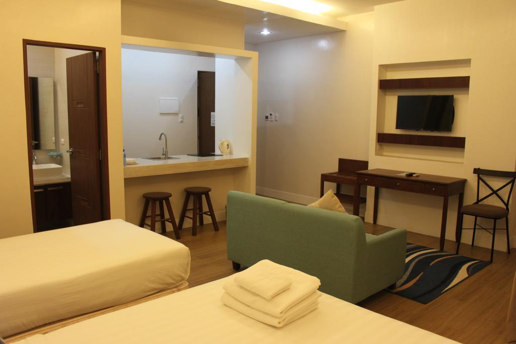 The Reef Hotel And Residences Olongapo Exterior photo