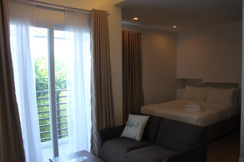 The Reef Hotel And Residences Olongapo Exterior photo