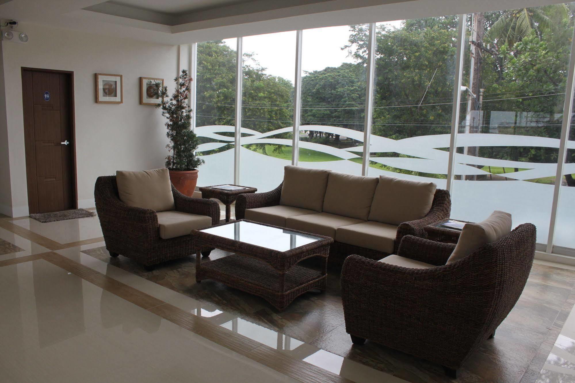 The Reef Hotel And Residences Olongapo Exterior photo