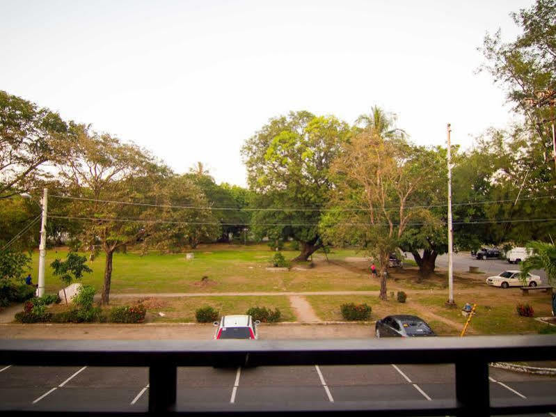 The Reef Hotel And Residences Olongapo Exterior photo