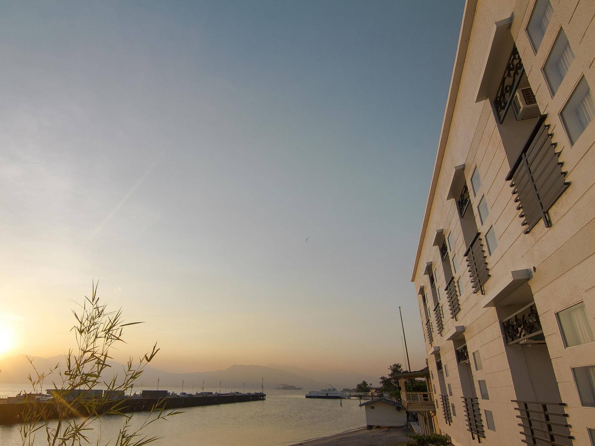 The Reef Hotel And Residences Olongapo Exterior photo