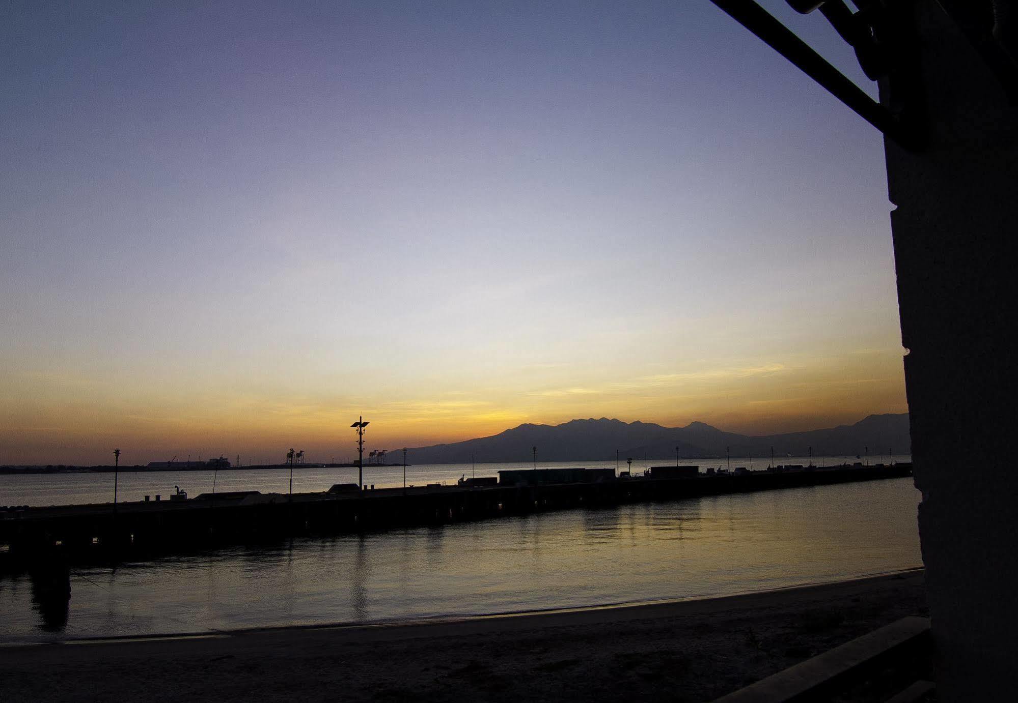 The Reef Hotel And Residences Olongapo Exterior photo