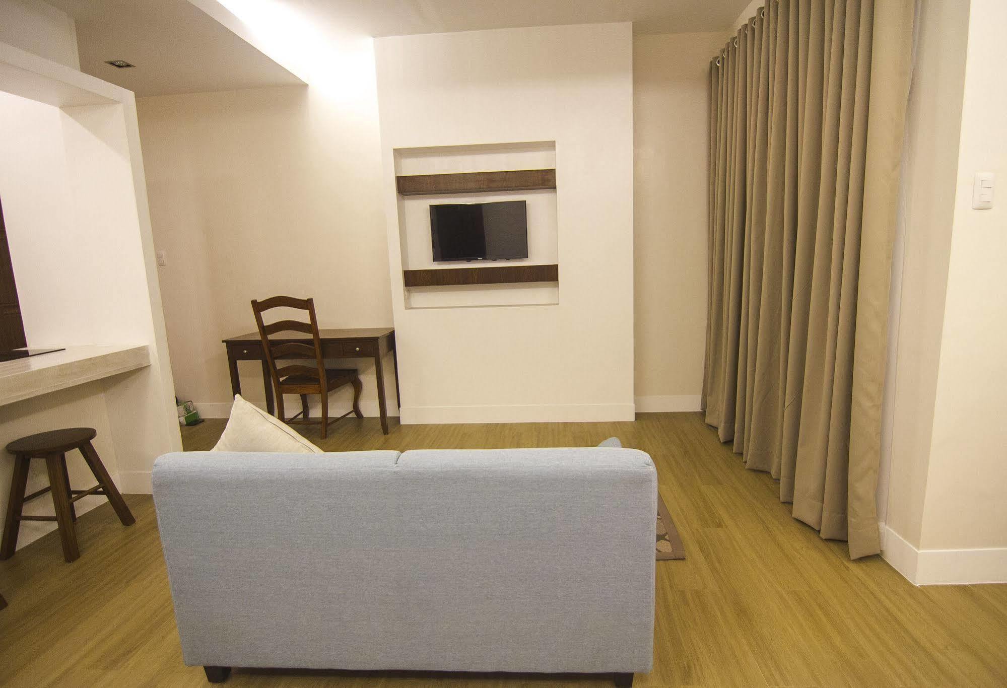 The Reef Hotel And Residences Olongapo Exterior photo