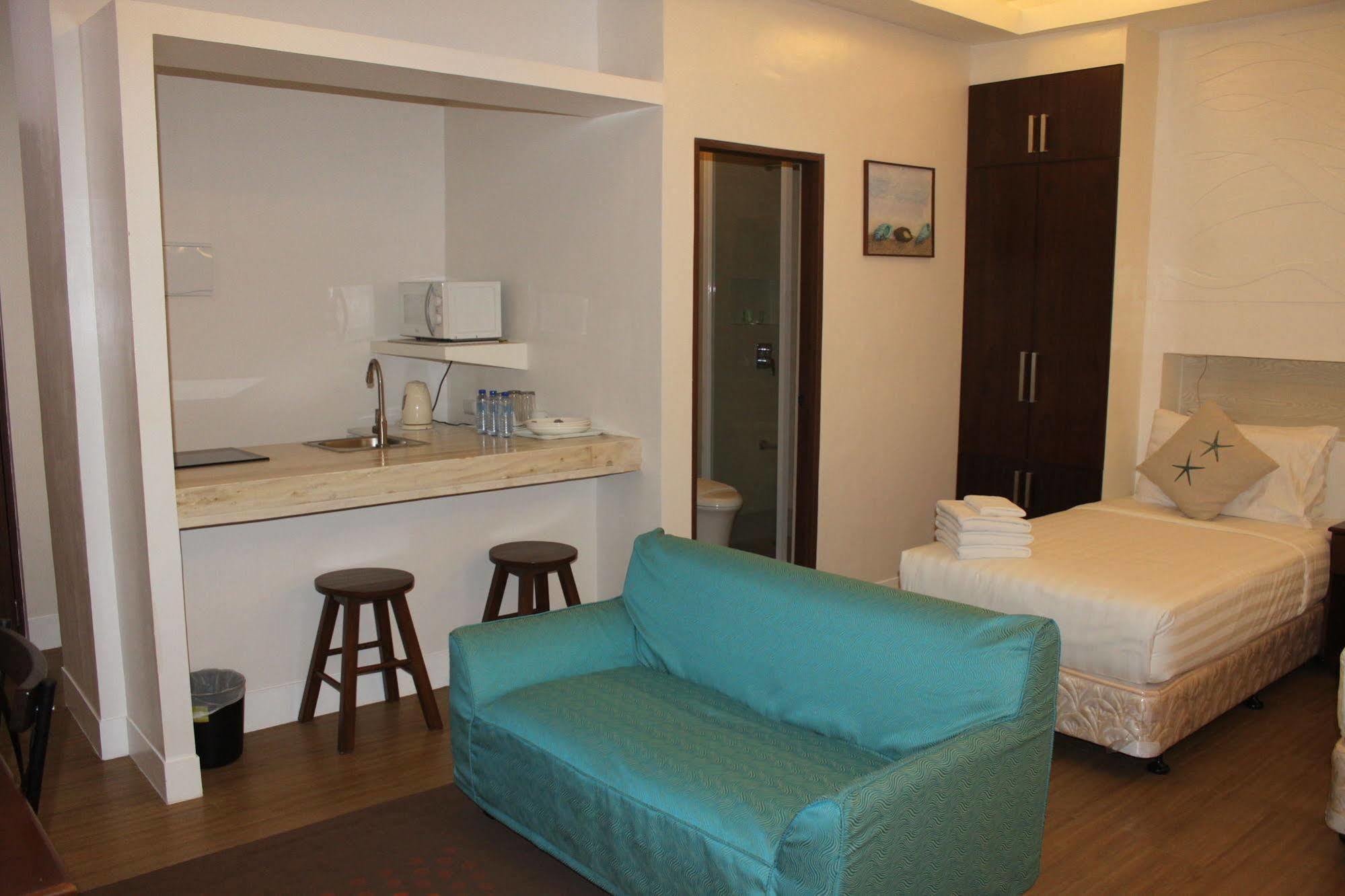 The Reef Hotel And Residences Olongapo Exterior photo