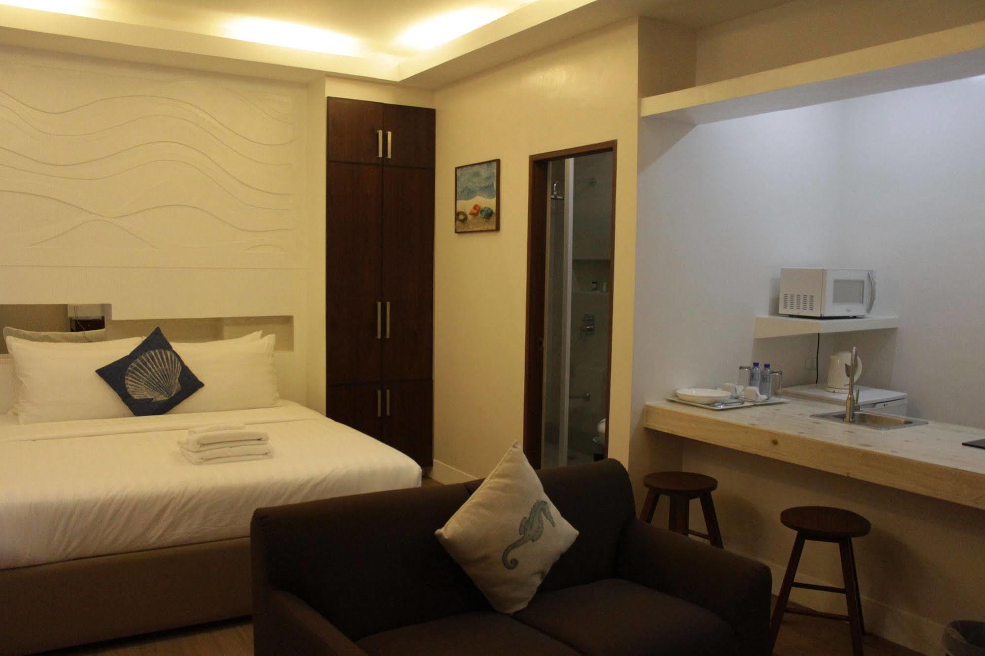 The Reef Hotel And Residences Olongapo Exterior photo