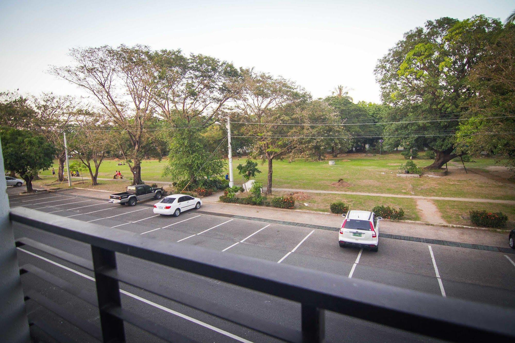 The Reef Hotel And Residences Olongapo Exterior photo