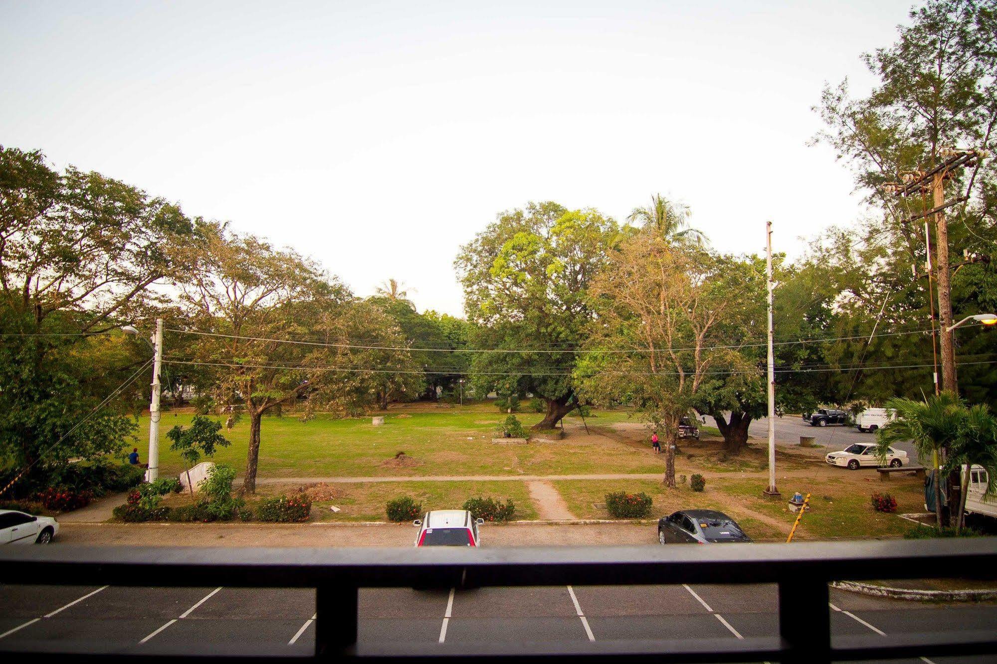 The Reef Hotel And Residences Olongapo Exterior photo